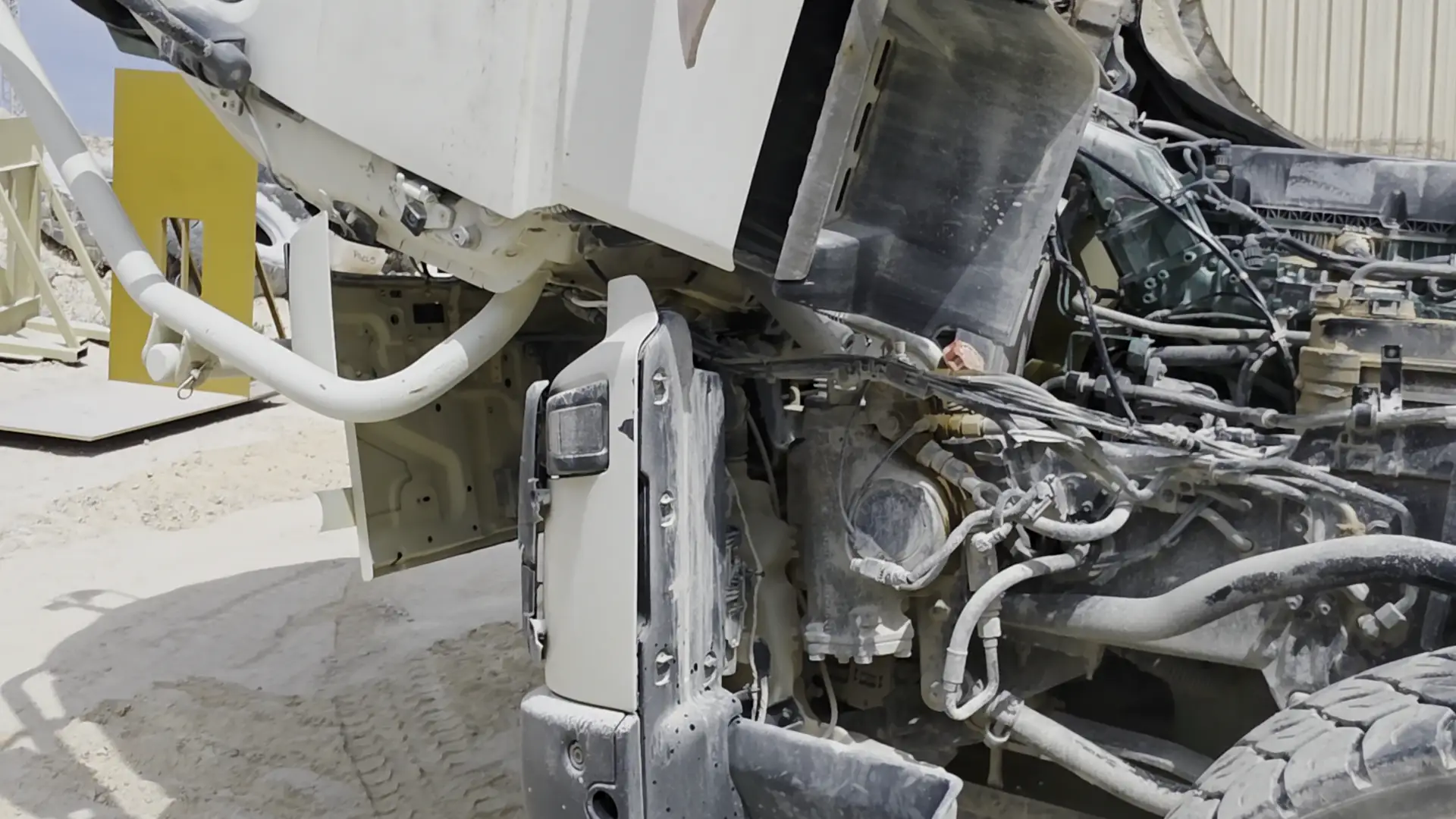 Camion de carrière cabine basculée pendant une reprogrammation