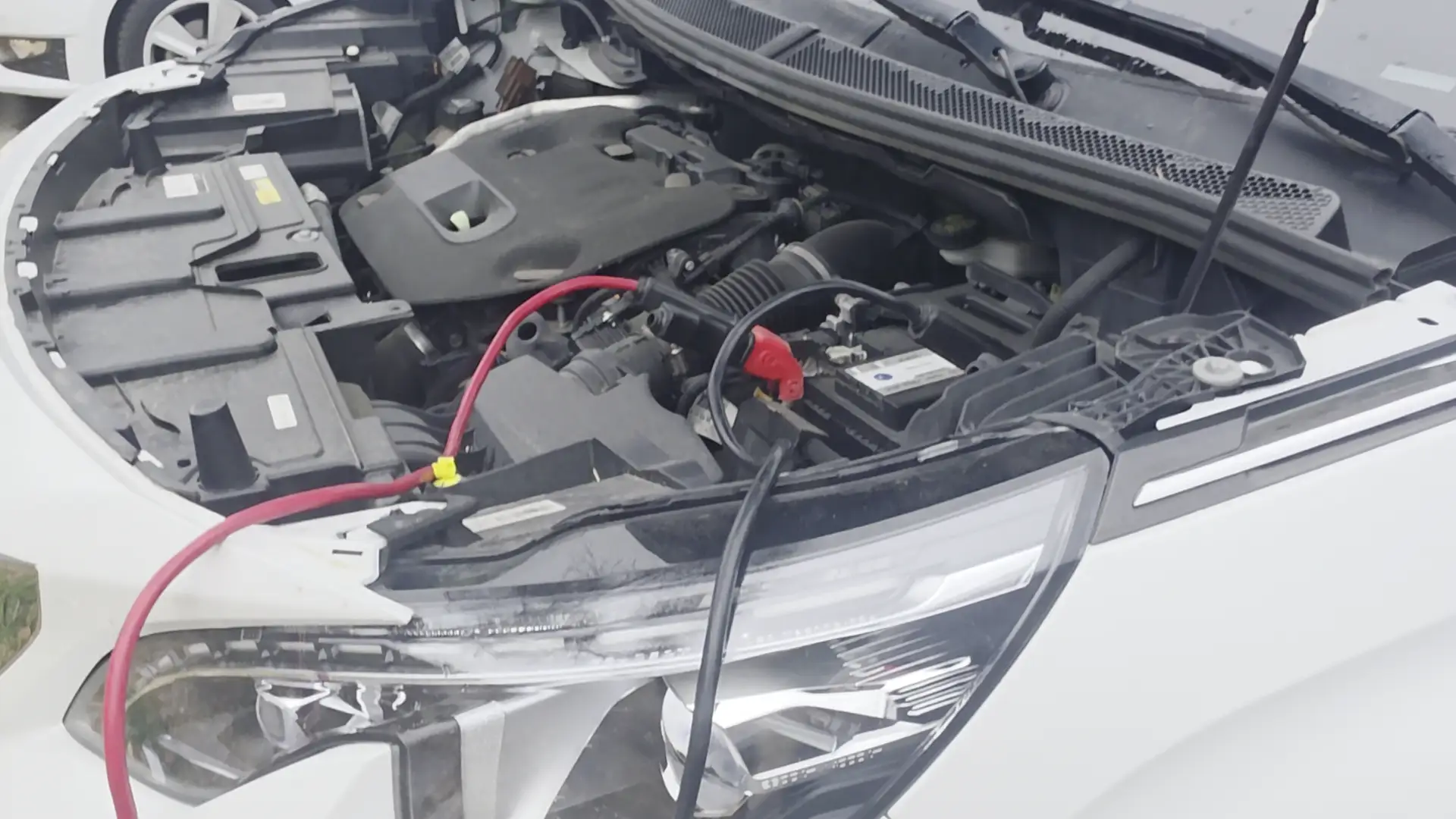 Voiture capot ouvert pendant une reprogrammation à domicile