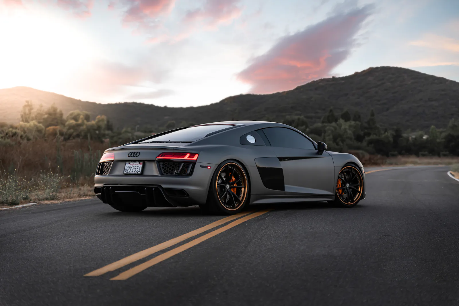 Audi RS noire sur route enneigee