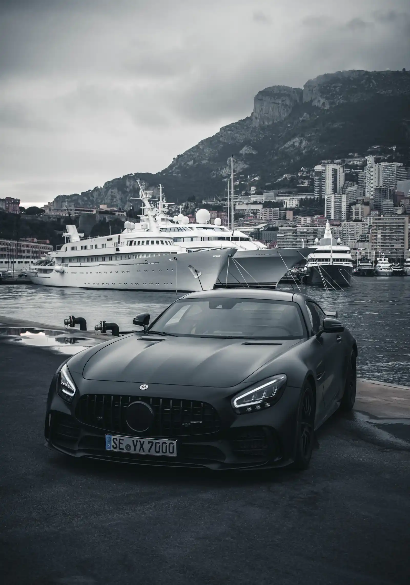 BMW M4 noire sur route enneigee
