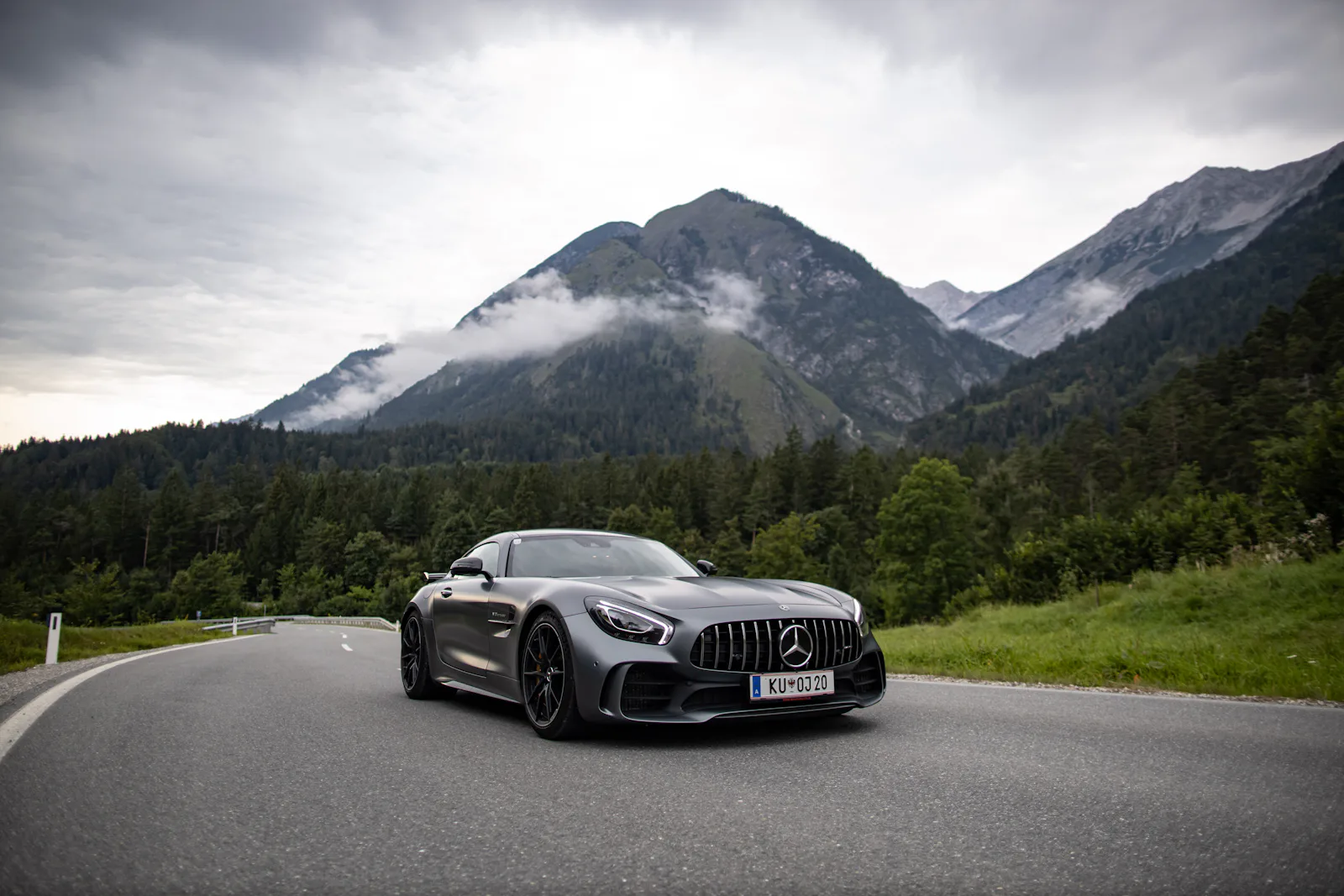 Mercedes AMG GT-R sur route de montagne