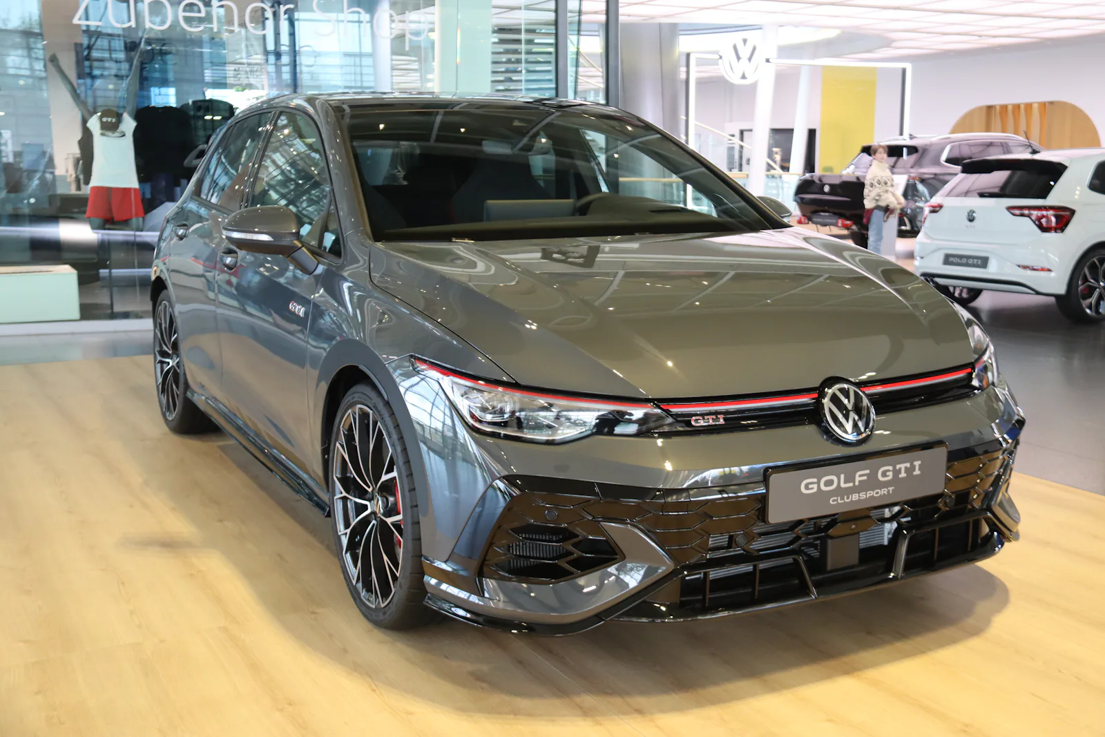 Volkswagen Golf GTI grise en showroom Wolfsburg